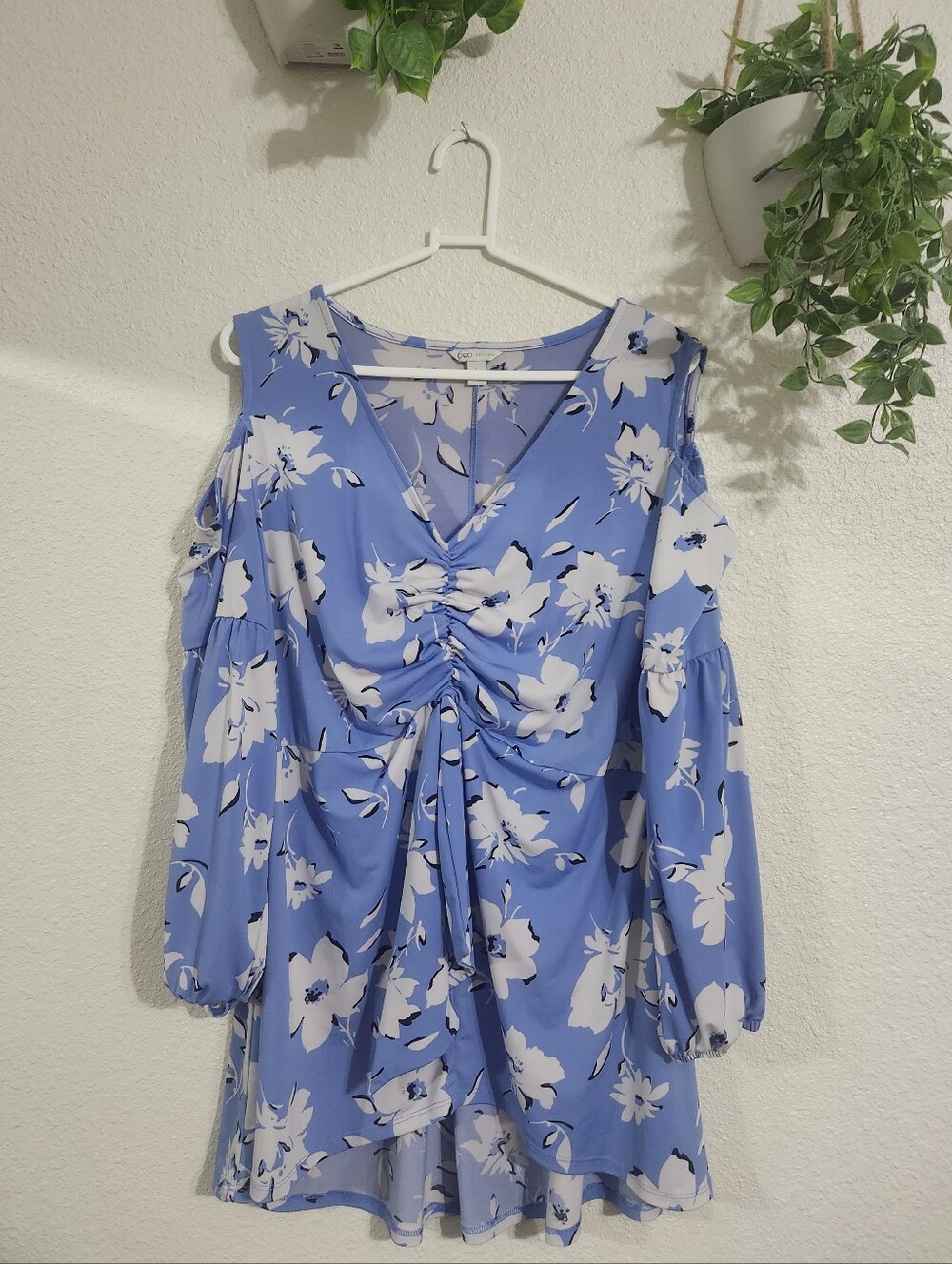 Cato Blue Floral Cold-Shoulder V-Neck Blouse - Picture 4 of 7